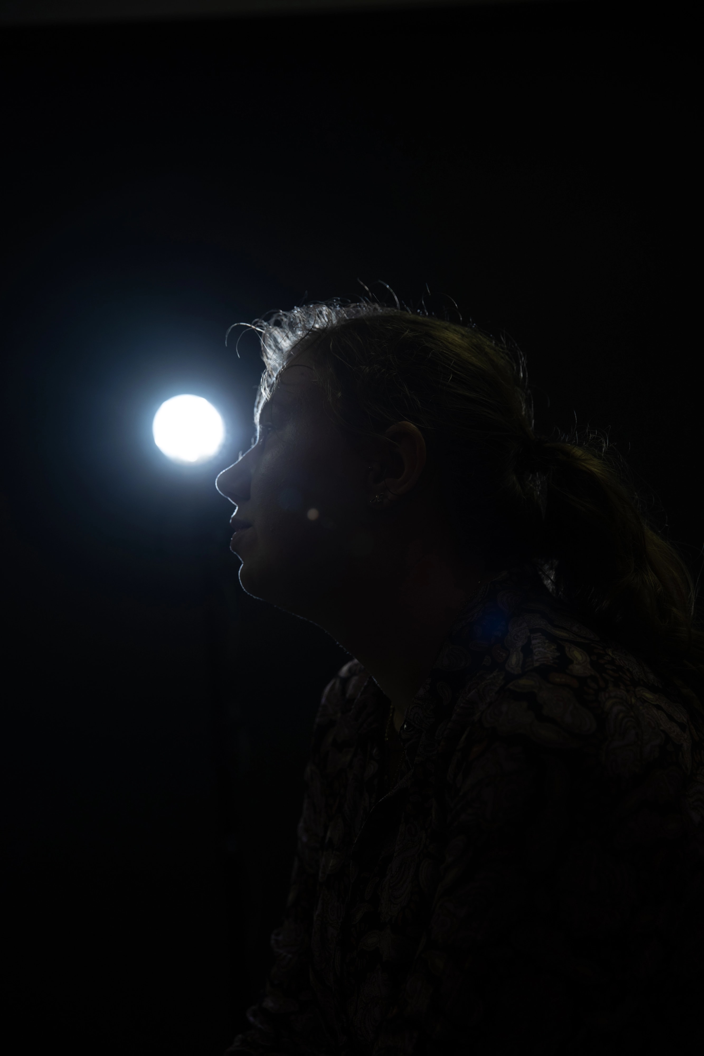 Ilena van Maanen, silhouet tegen een lichtbron